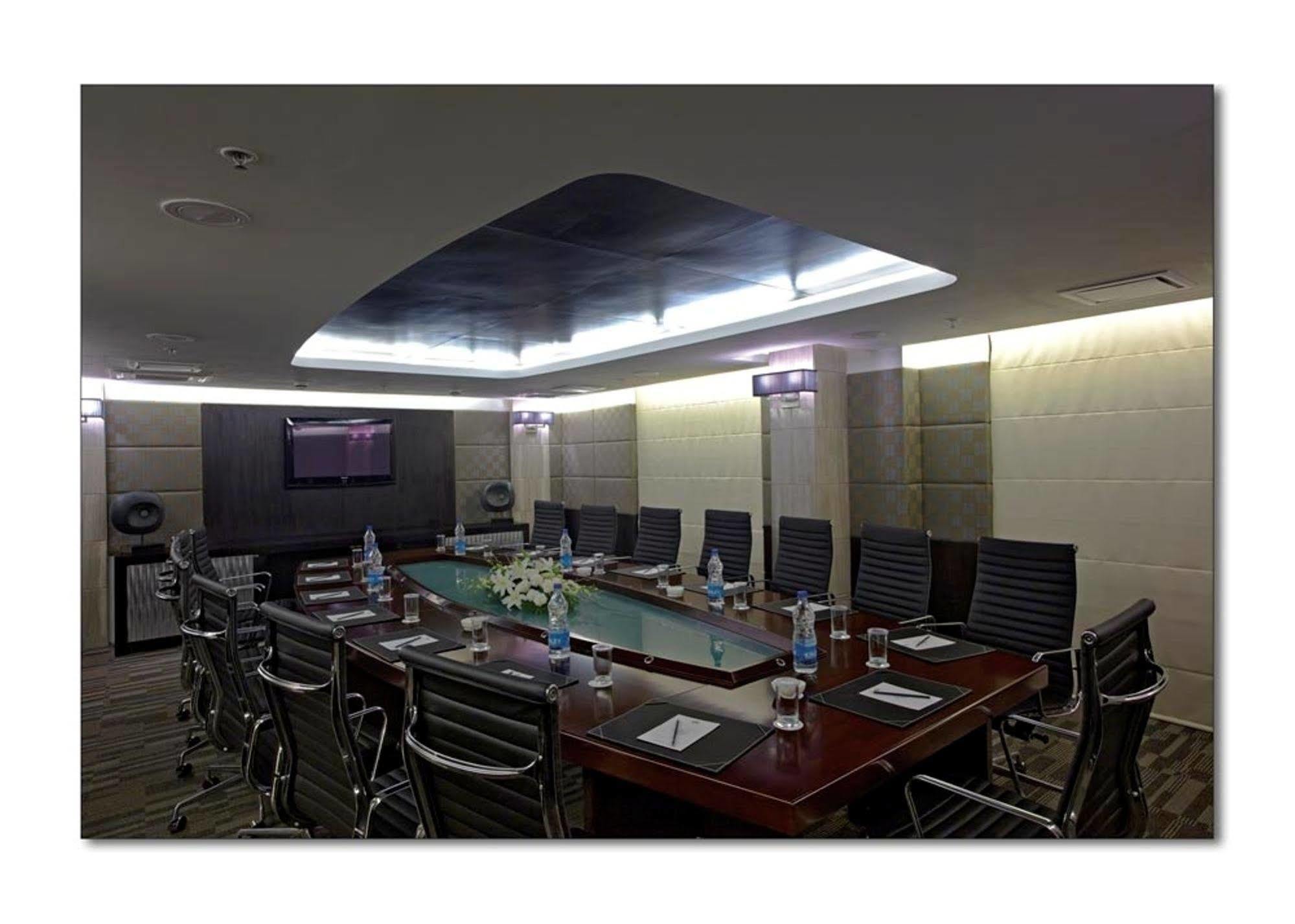 Radisson Hotel Sector 29 Gurugram Гургаон Экстерьер фото